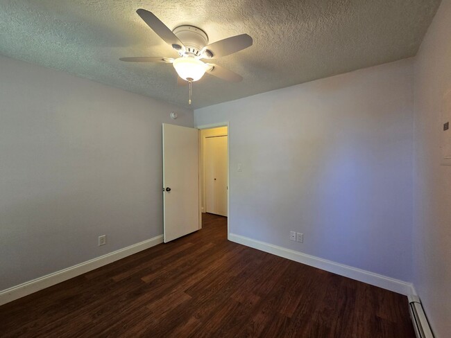 Building Photo - Centrally Located Quiet 2nd Story Condo unfurnished