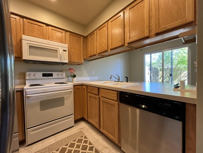 Building Photo - Spacious 3 Bedroom Home with Open Layout, Vaulted Bedrooms & Trail Access