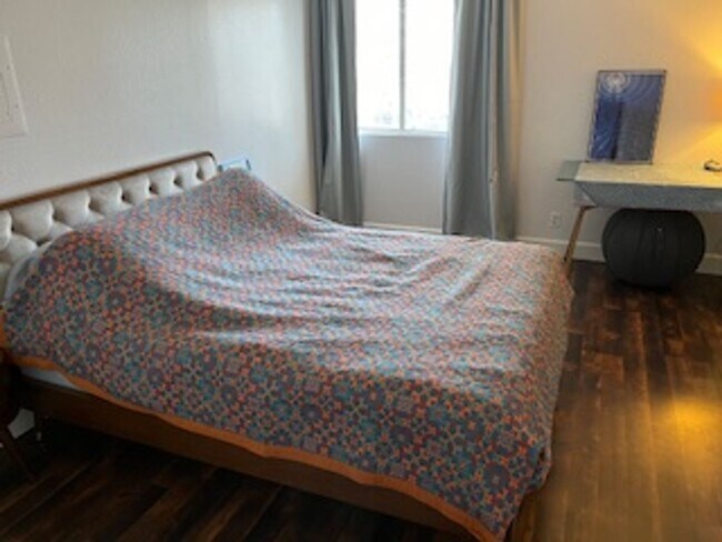 Building Photo - Furnished One Bedroom Condo For Rent in So...