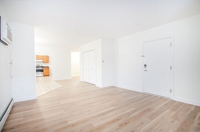 Building Photo - 888 St James Ave