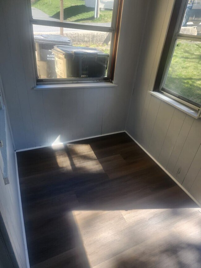 Building Photo - Two bedroom apartment one bathroom