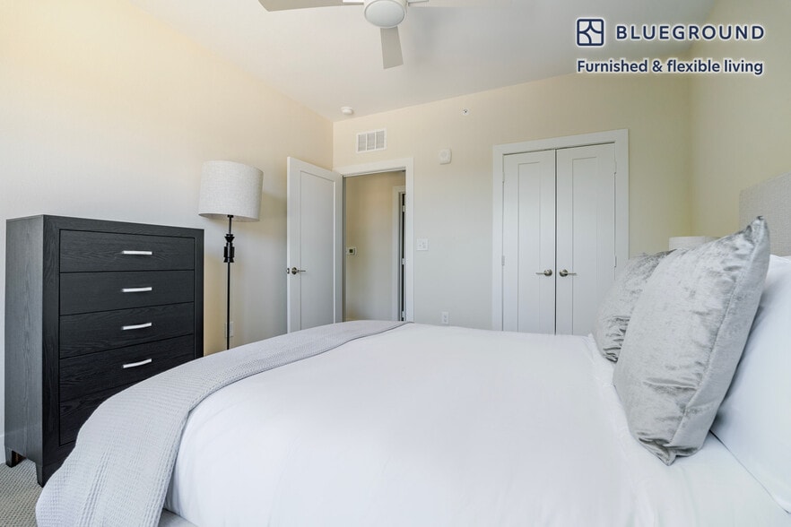 Building Photo - 1501 W Howard Ln