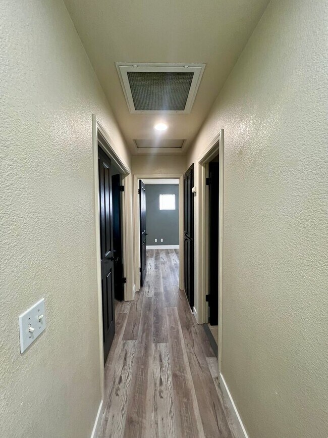 Building Photo - Come check out this lovely 3 bedroom 3 bath home Conveniently located near the Marlow Shopping ce...