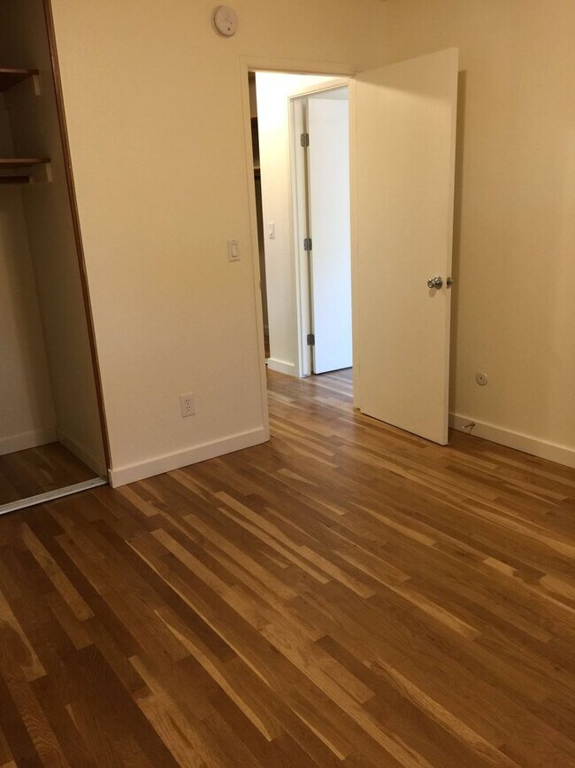 Building Photo - Great location! Dishwasher, hardwoods, on ...