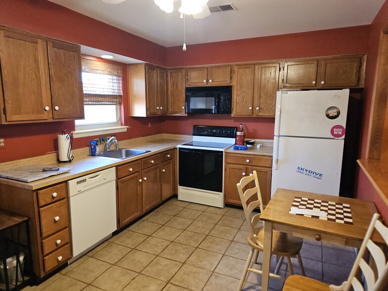 Kitchen - 87 Kelmar Ave