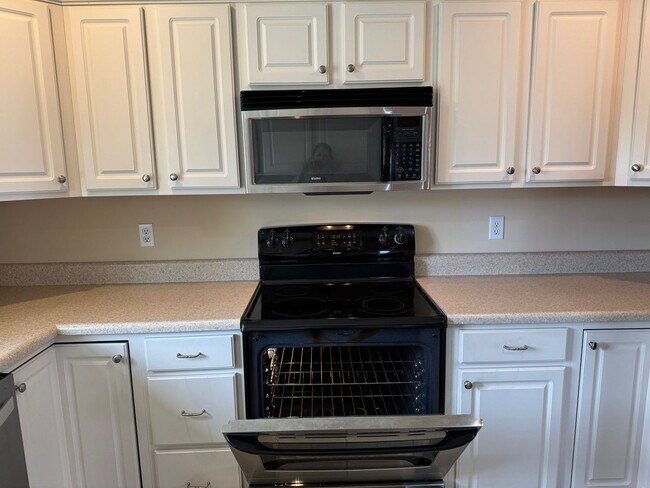 Building Photo - Weaverville - Well Kept Townhome with Flex Space