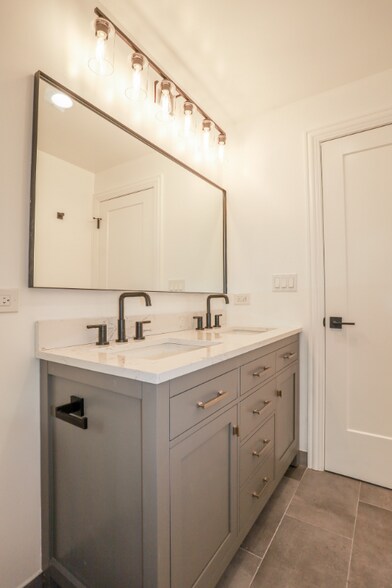 Building Photo - 6414 N Richmond St