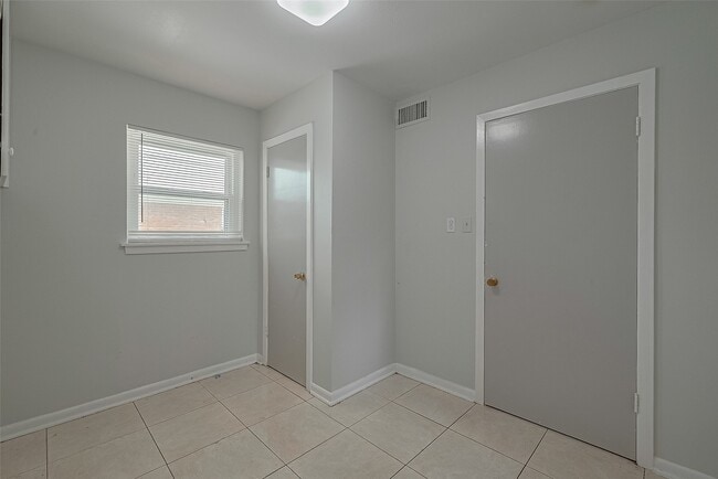 Building Photo - 4115 Mischire Dr