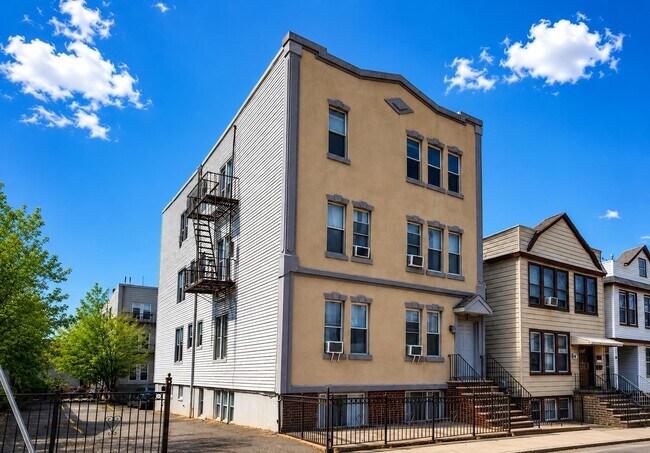 Building Photo - 305 Cator Ave