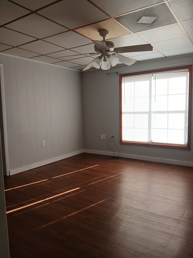 Building Photo - Charming & Convenient 2 bedroom 1 bathroom