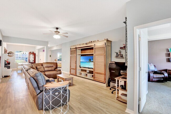 Building Photo - Gorgeous 4/3 in Newberry Corners