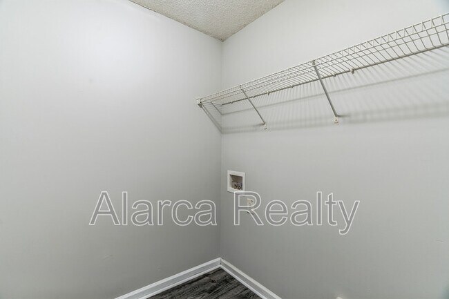 Building Photo - 105 Daventry Pl