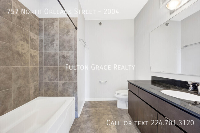 Building Photo - 2  Bed  1.5  Bath  River North