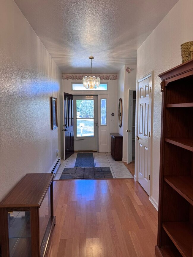 Building Photo - Fully Furnished 3Bed, 2Bath, 2Car Garage i...