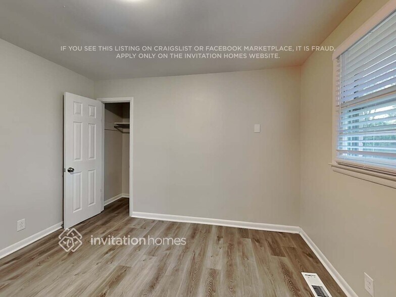 Building Photo - 562 Whispering Hills Dr