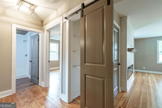 Building Photo - 175 E Main St