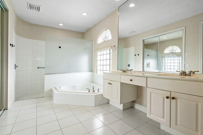 Building Photo - 10250 NW 60th Pl