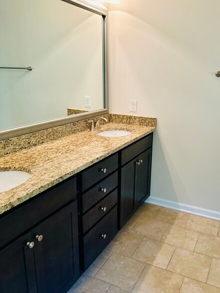 Building Photo - 10 Creekstone Dr