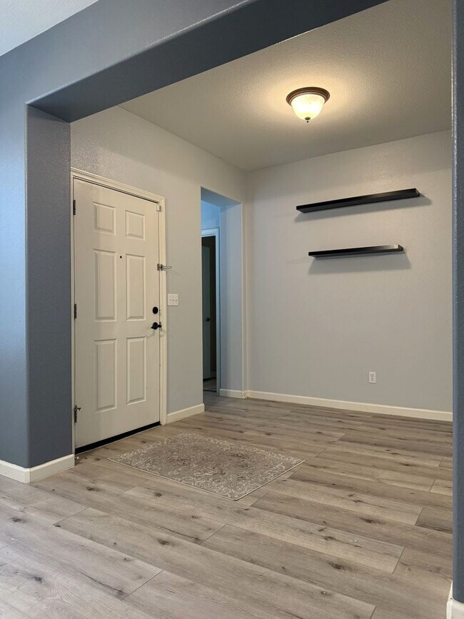 Building Photo - Polished and Chic 4/2 Available NOW!!