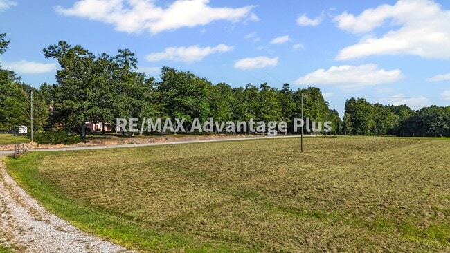 Building Photo - Picturesque 3-Bedroom Home with Cathedral ...