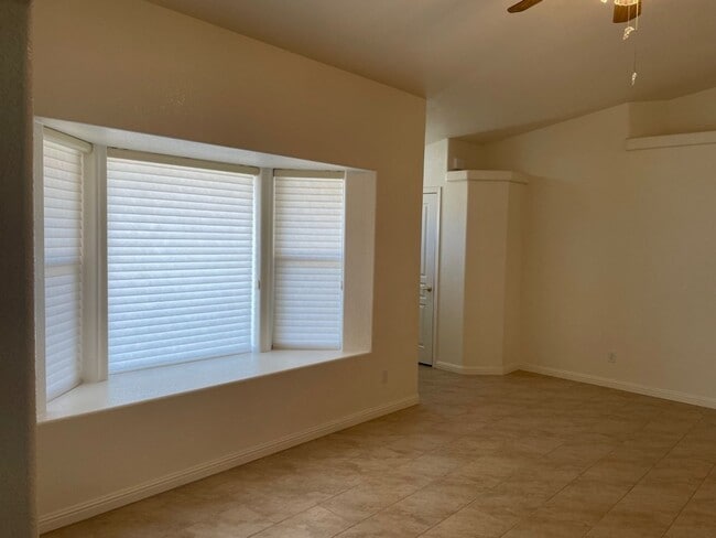 Building Photo - Move in ready, Call for a showing.
