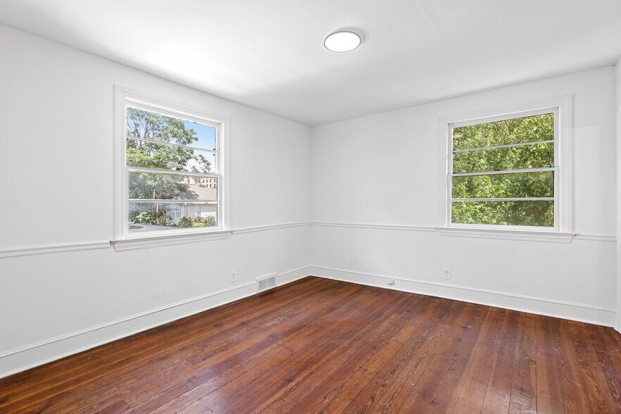 Building Photo - 209 N Spring St