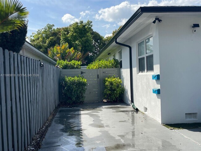 Building Photo - 305 NE 15th Ave