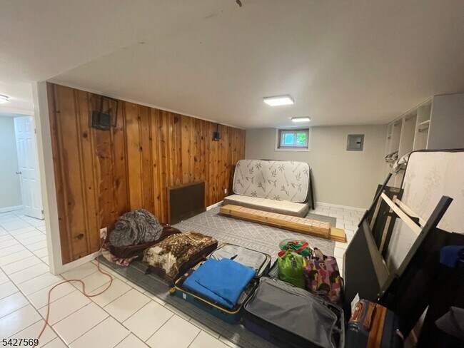 Building Photo - 1065 Sayre Rd S