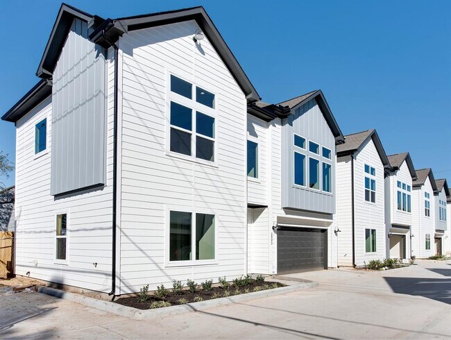 Building Photo - 2915 Sherwood Grn Ln