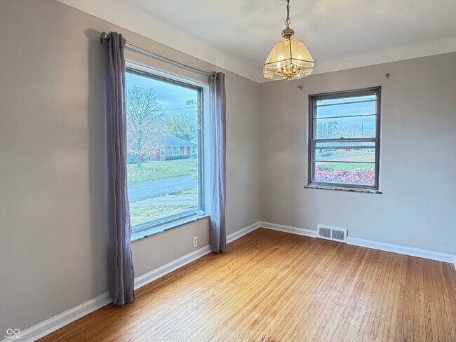 Building Photo - 5430 E 11th St