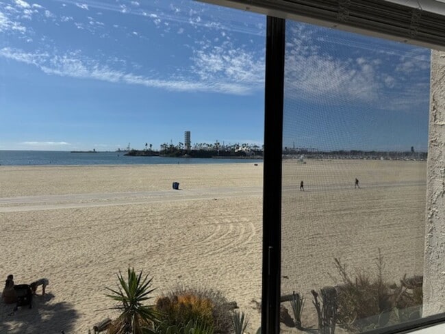 Building Photo - Steps from Alamitos Beach! Modern 1 bed 1 ...