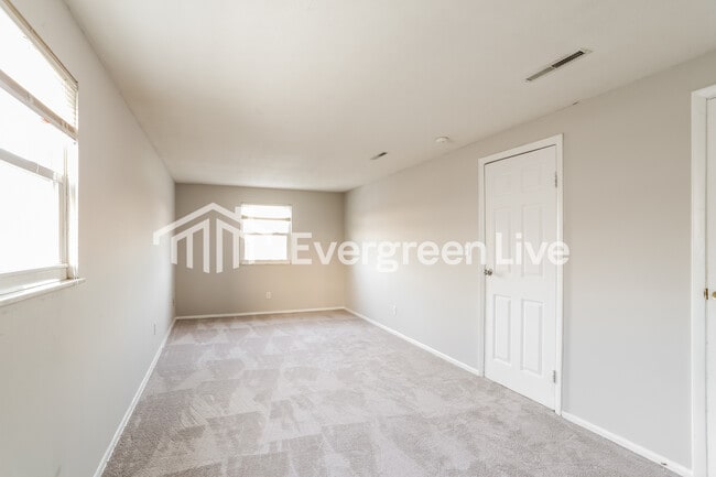 Building Photo - 3411 Quaker Rd