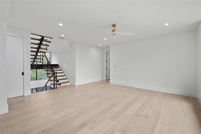 Building Photo - 2401 Oakhaven Cir