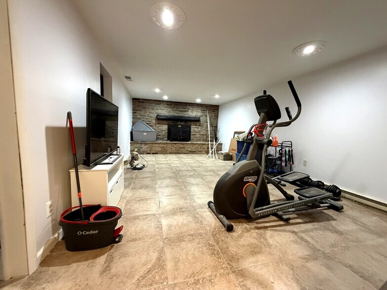 Building Photo - 2119 Oaklyn Dr