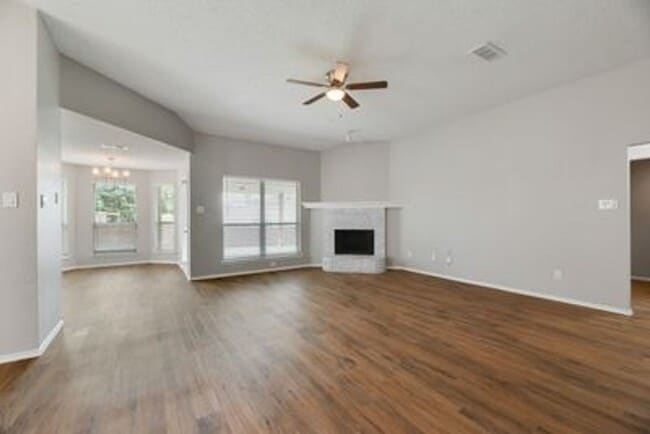 Building Photo - Beautiful newly redone single story home i...