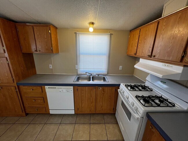 Building Photo - 3 Bedroom-2Bath located near CAFB