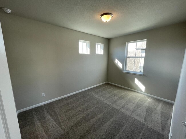 Building Photo - 1015 Vista View Dr