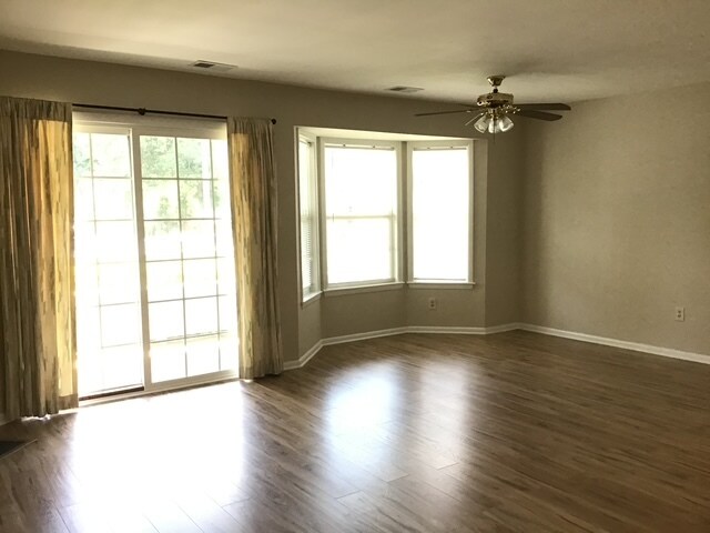 Building Photo - 304 Trinity Ct