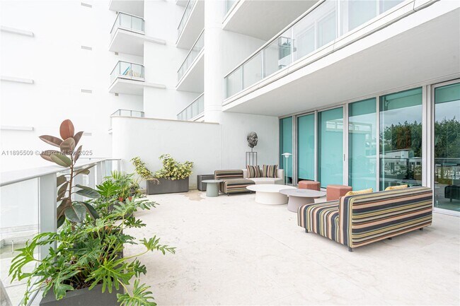 Building Photo - 2627 S Bayshore Dr