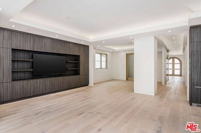 Building Photo - 245 S La Peer Dr