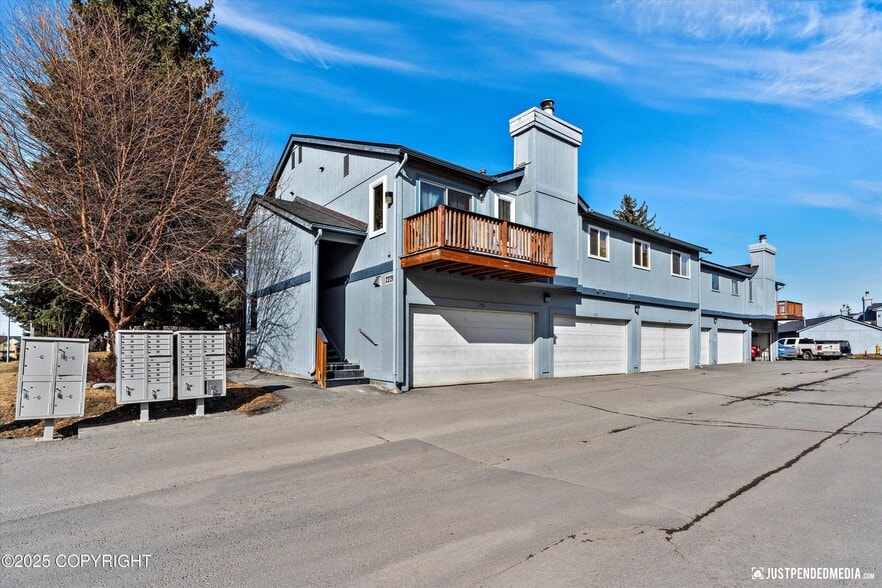Building Photo - 2220 Sentry Dr