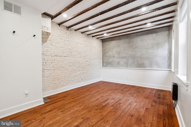 Building Photo - 136 Carpenter St