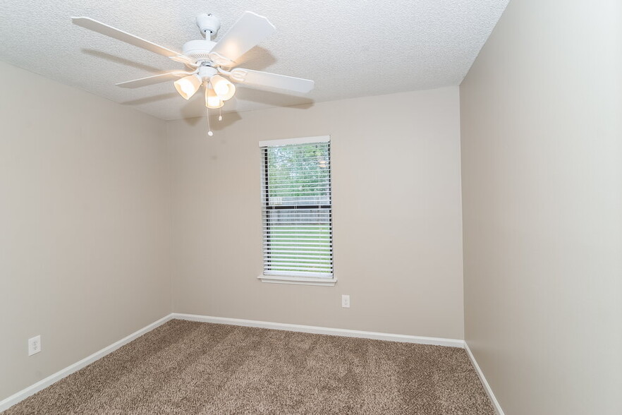 Building Photo - 2221 Alderney Ct