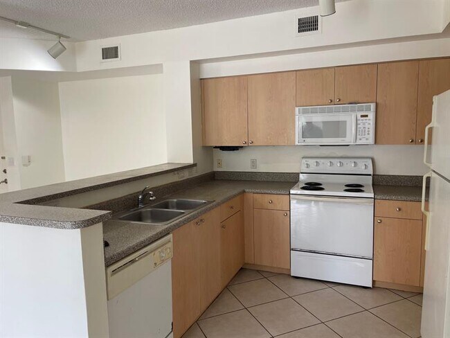 Building Photo - 8010 N Nob Hill Rd