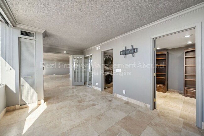 Building Photo - 410 W 7th St