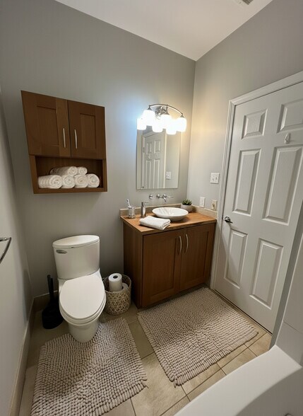 hallway-full-bath-1 - 305 Dresher Woods Dr