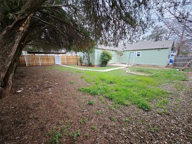 Building Photo - 4 BEDROOM, 2 BATH! CORNER LOT