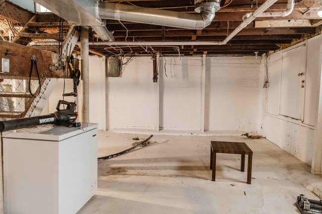 Building Photo - Charming 3 Bedroom Home with Hardwood Floo...