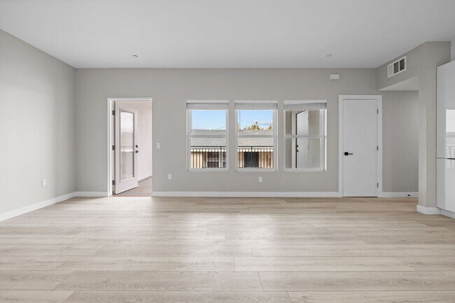 Building Photo - 12714 S Figueroa St