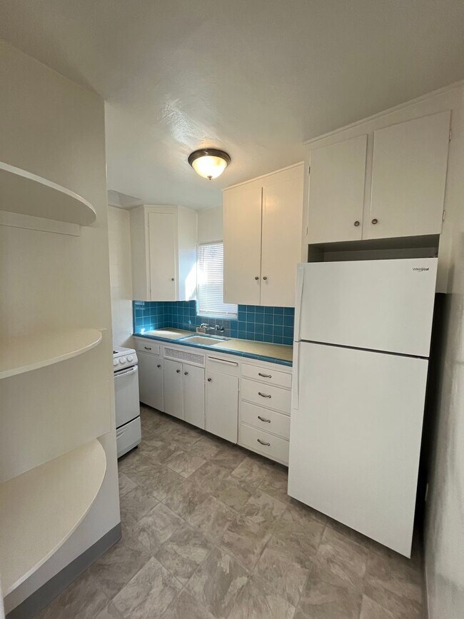 Building Photo - AVAILABLE JUNE! LIGHT AND BRIGHT STUDIO ON MISSION BLVD W/ PARKING! MISSION BEACH - $1,895/mo!